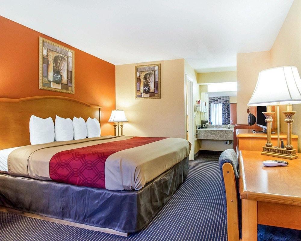 אוורגרין Econo Lodge Inn & Suites מראה חיצוני תמונה