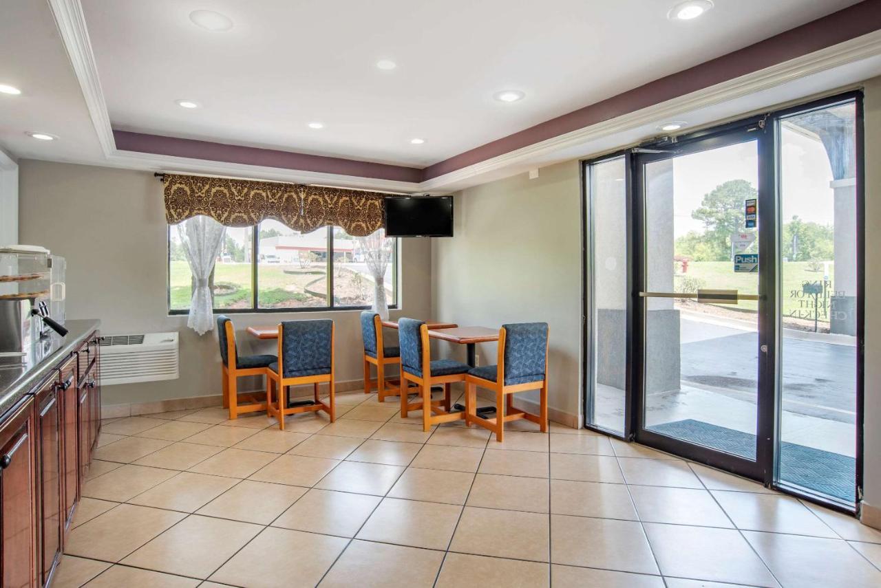 אוורגרין Econo Lodge Inn & Suites מראה חיצוני תמונה