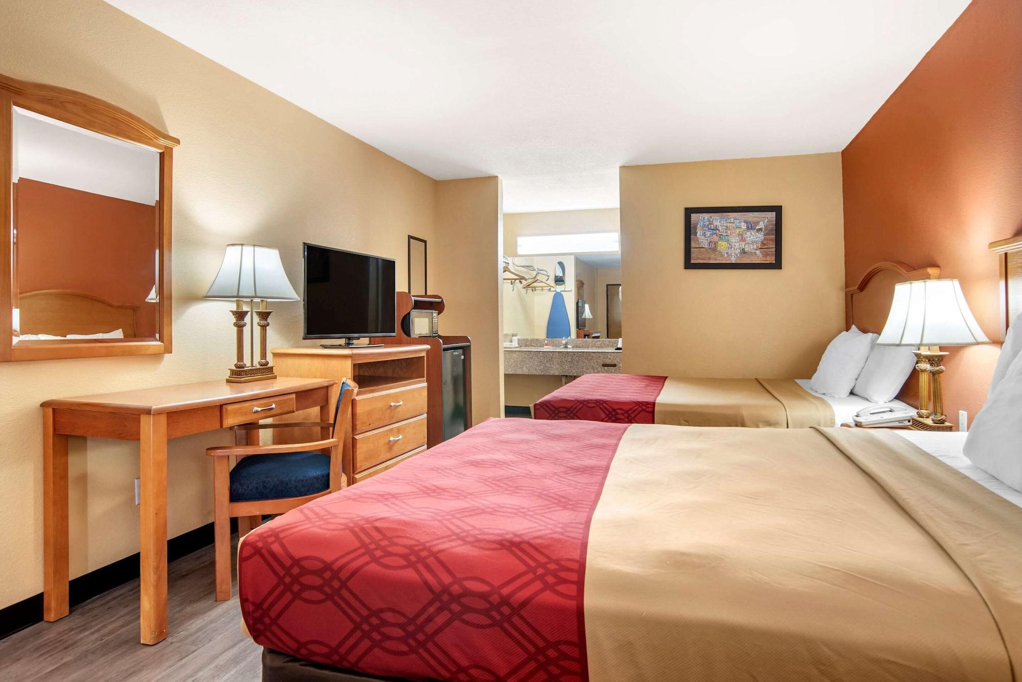 אוורגרין Econo Lodge Inn & Suites מראה חיצוני תמונה