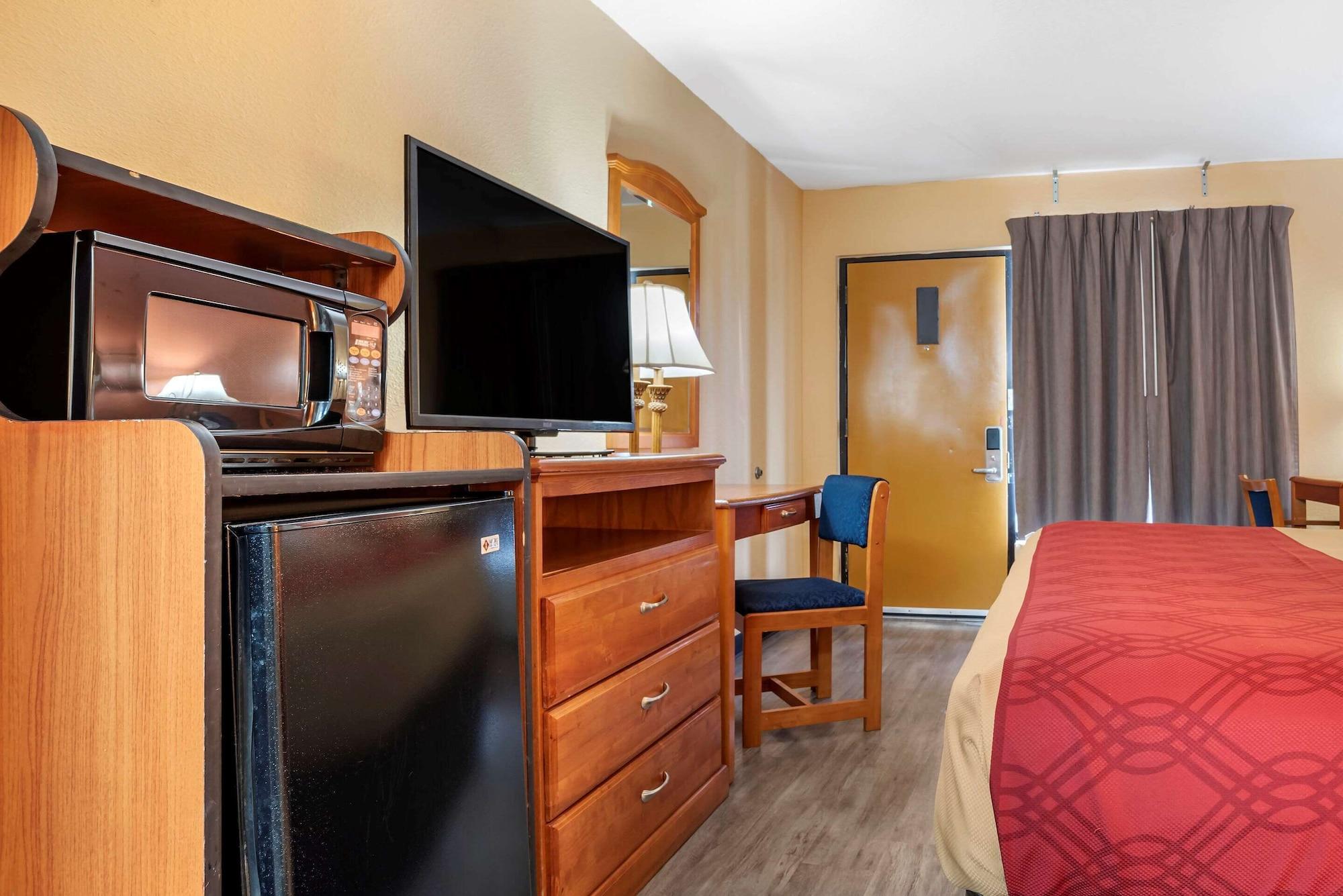 אוורגרין Econo Lodge Inn & Suites מראה חיצוני תמונה