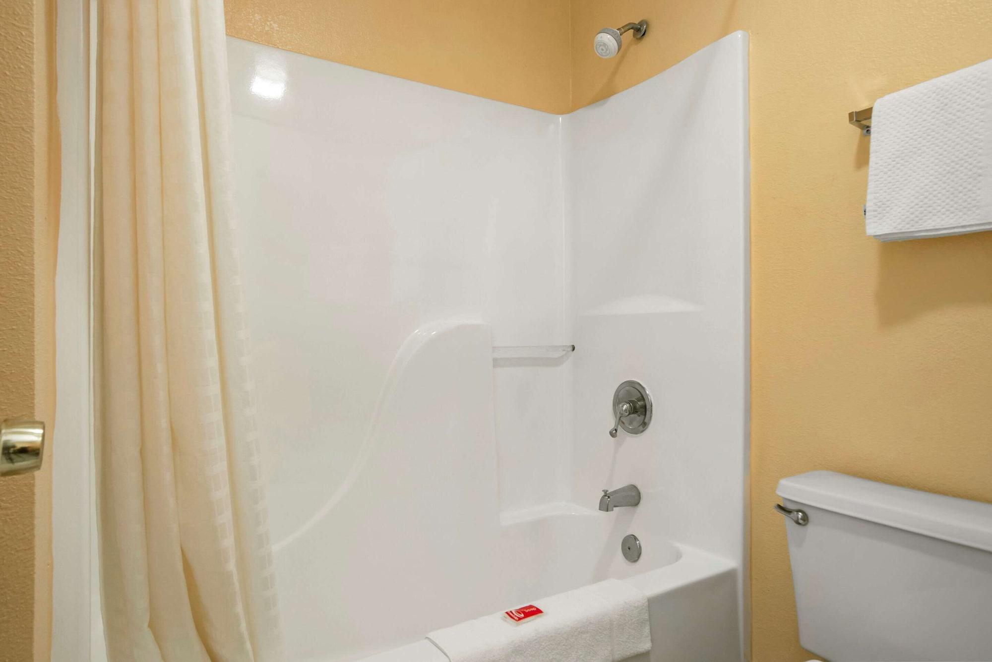 אוורגרין Econo Lodge Inn & Suites מראה חיצוני תמונה
