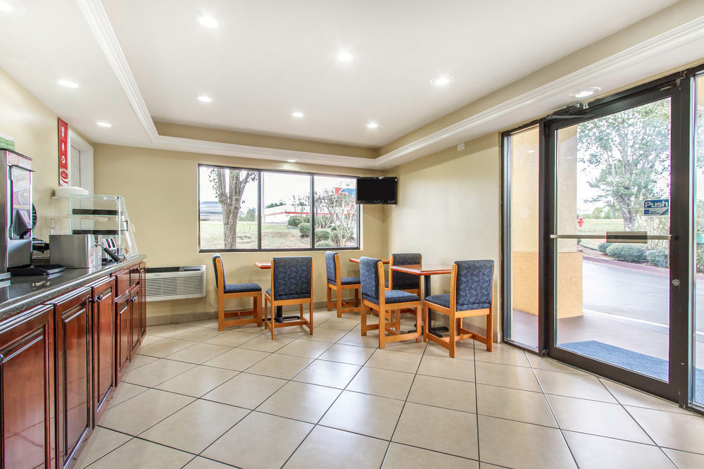 אוורגרין Econo Lodge Inn & Suites מראה חיצוני תמונה