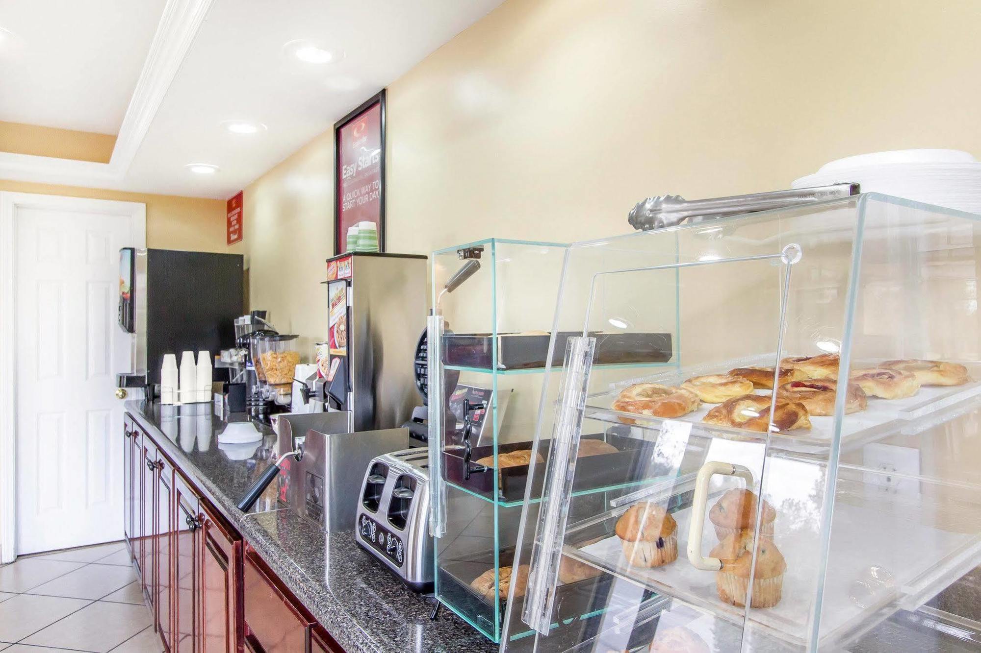 אוורגרין Econo Lodge Inn & Suites מראה חיצוני תמונה