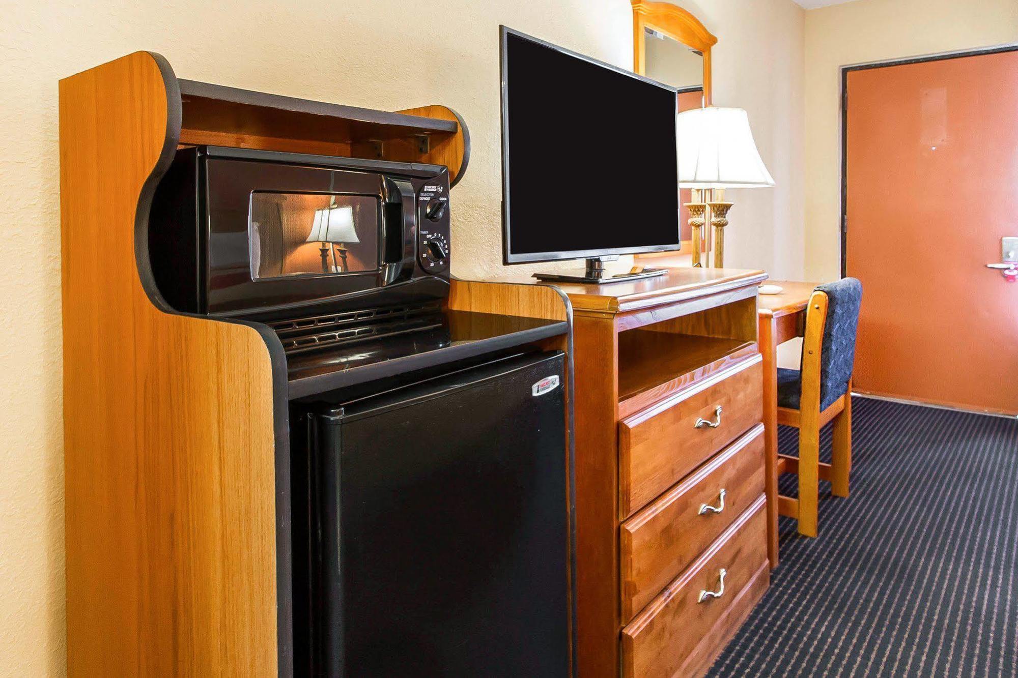 אוורגרין Econo Lodge Inn & Suites מראה חיצוני תמונה