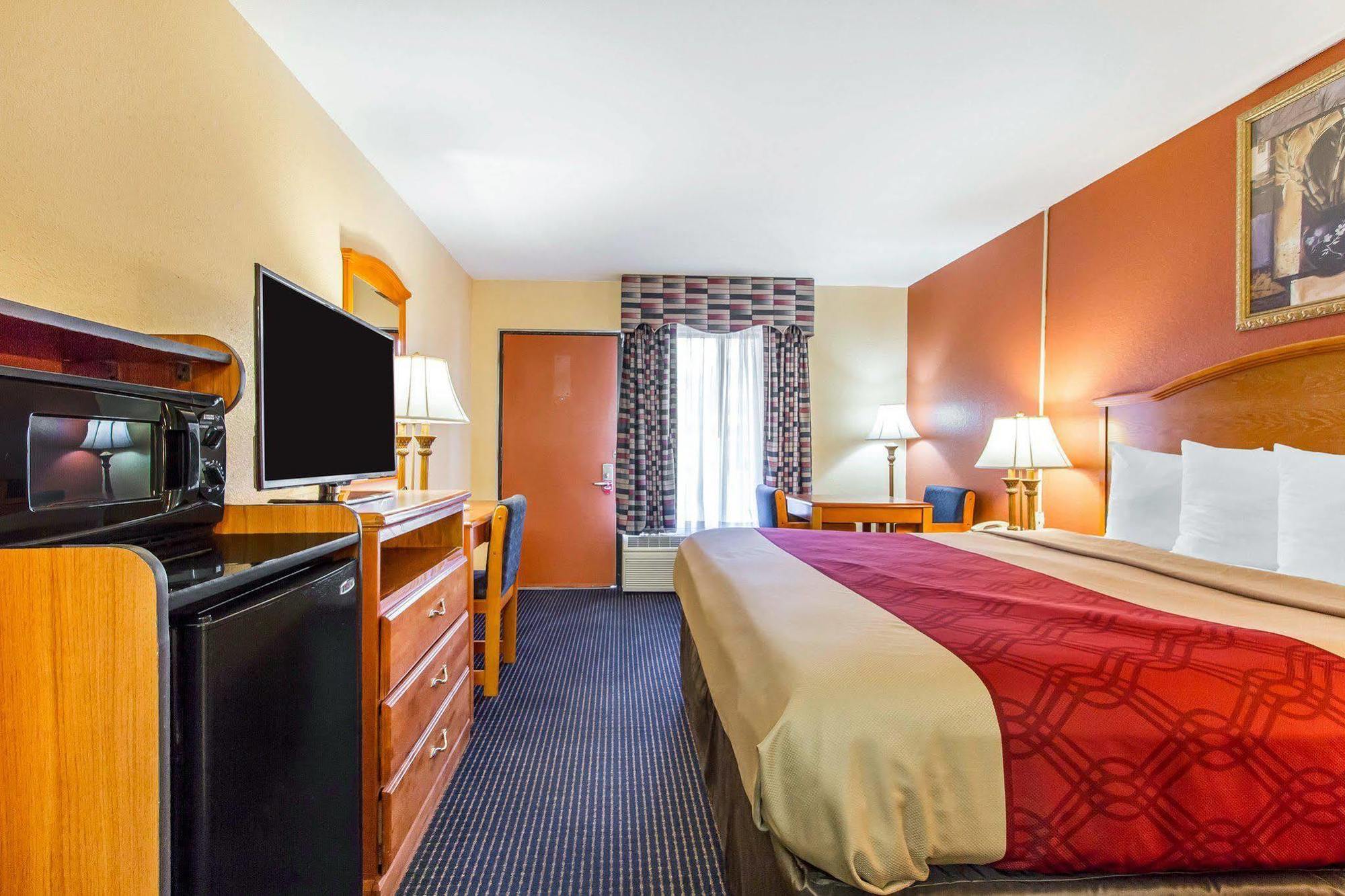 אוורגרין Econo Lodge Inn & Suites מראה חיצוני תמונה