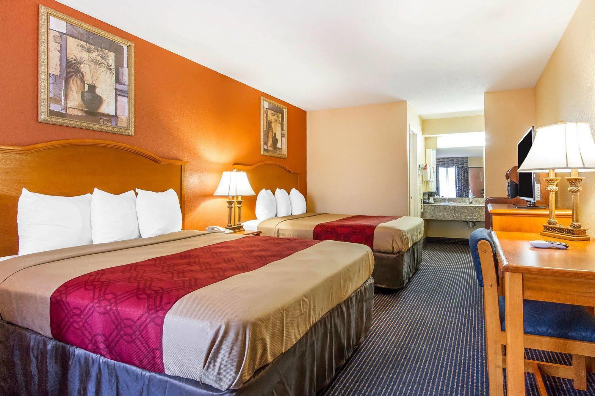 אוורגרין Econo Lodge Inn & Suites מראה חיצוני תמונה