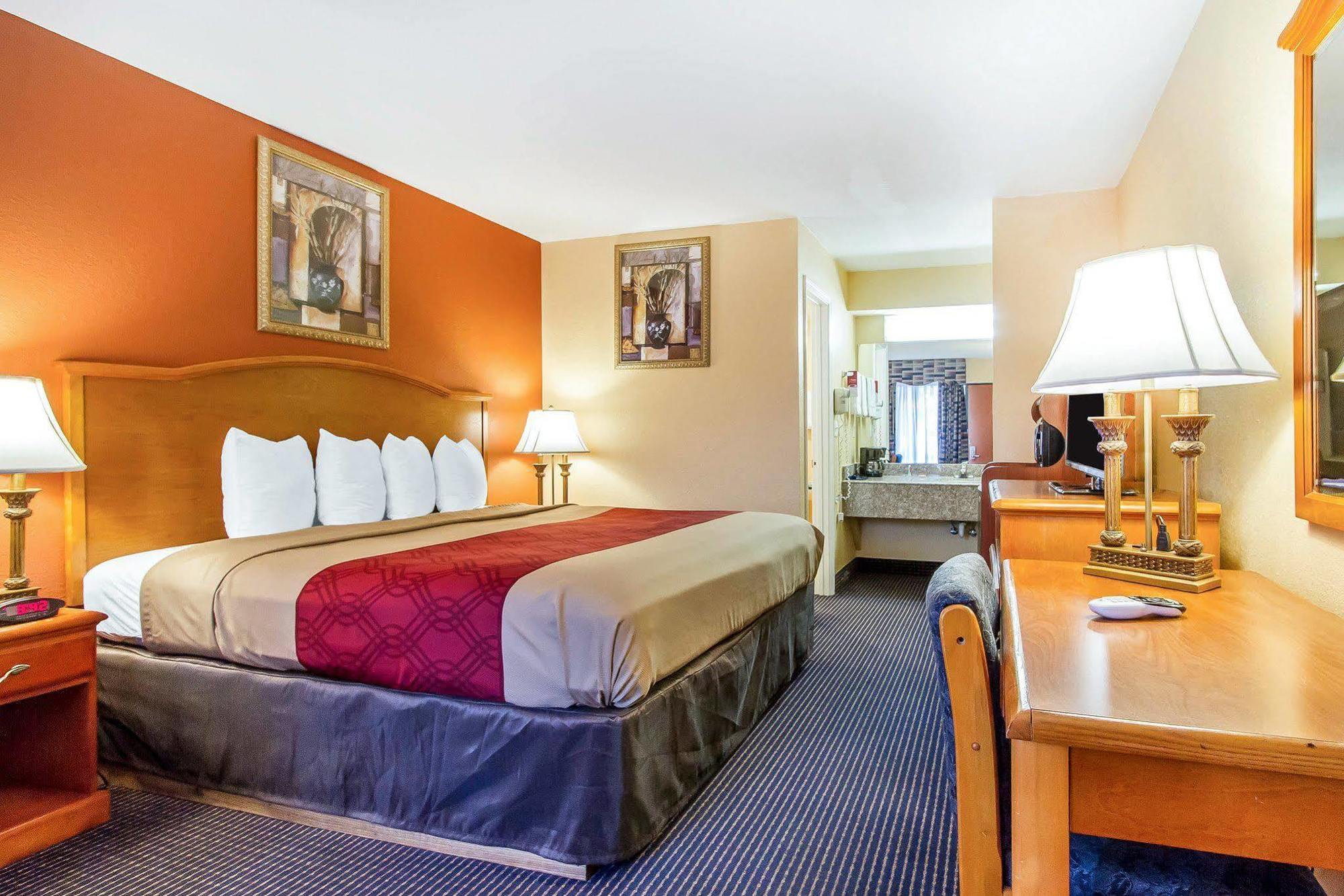 אוורגרין Econo Lodge Inn & Suites מראה חיצוני תמונה