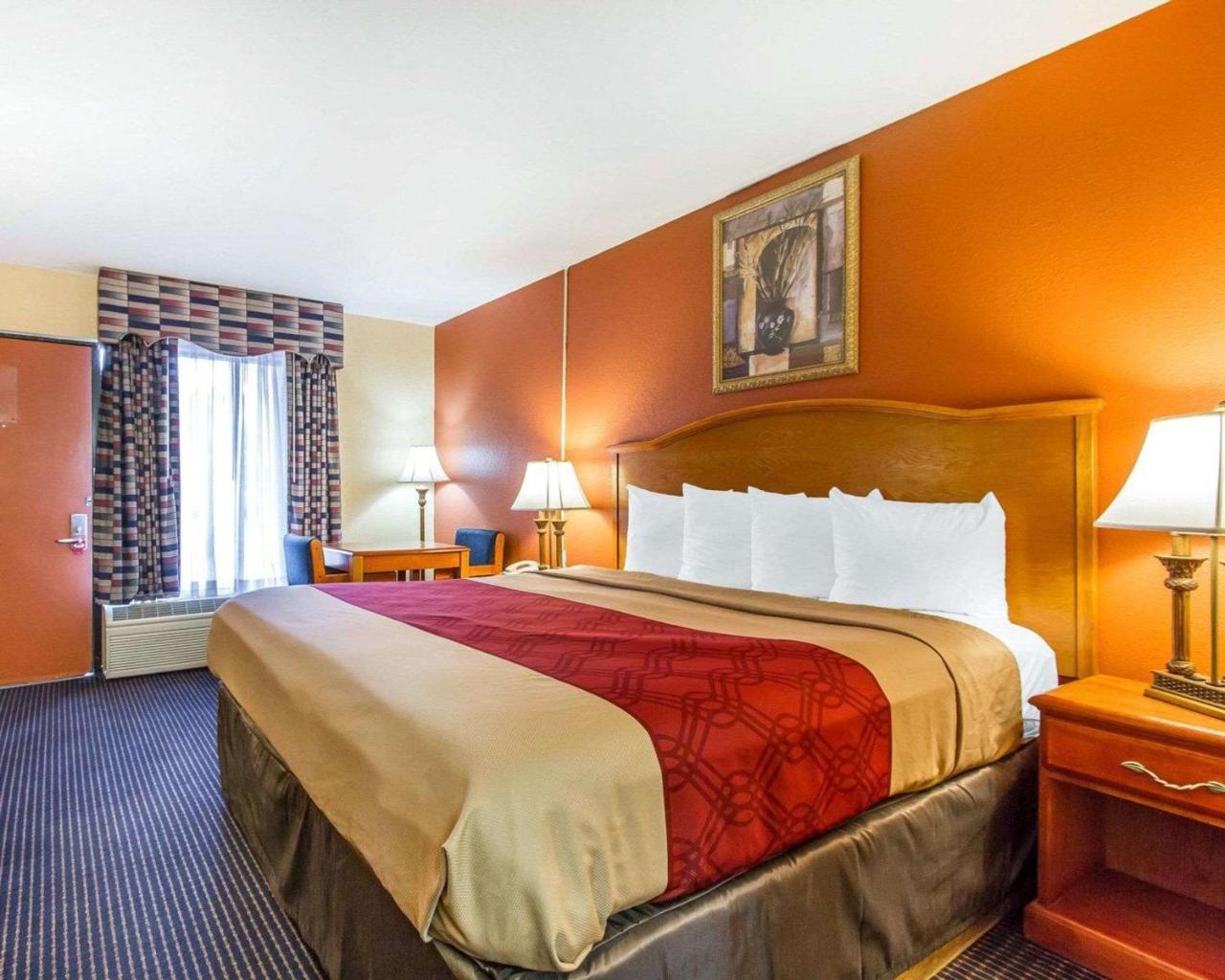 אוורגרין Econo Lodge Inn & Suites מראה חיצוני תמונה