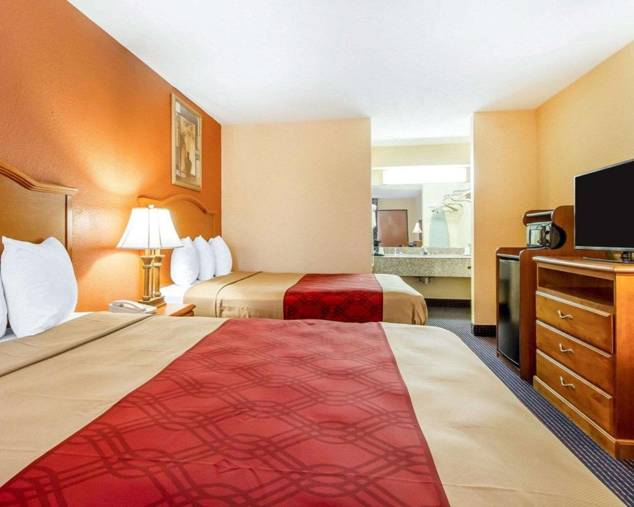 אוורגרין Econo Lodge Inn & Suites מראה חיצוני תמונה